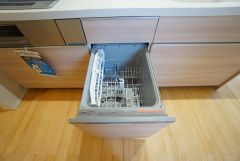 家事の時間が短縮できる食器洗浄乾燥機付。後片付けもラクラクです。 食器を洗う手間が減るので家族とのコミュニケーションの時間や自分の時間が増えますね。