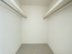 収納力豊富なウォークインクローゼット付き。洋服や小物などを1箇所にまとめて美しい収納を実現します。