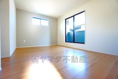 住む人のこだわりを活かす洋室＾＾日当たりがよく、寝室としての利用もおすすめ。広めのクローゼットもあり荷物もすっきり片付けれ、ゆとりのある暮らしが出来ます＾＾