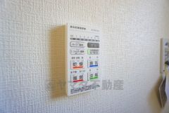 雨の日の洗濯も安心できる浴室暖房乾燥機付き浴室。リモコンで操作もボタン1つで簡単。 浴室暖房乾燥機には、暖房、乾燥、涼風、換気の4つの機能が付いています。タイマー付きです。