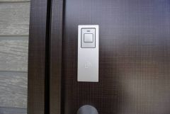 かざすだけで開閉できる、タッチキー採用の玄関。お買い物帰りで、両手がふさがってきても簡単に中に入れます＾＾