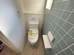 温水洗浄機付トイレです。節水機能もあるので、安心して使えますね。もちろん、1階2階の2ヶ所にトイレがあるので、忙しい朝にもゆとりができますね。