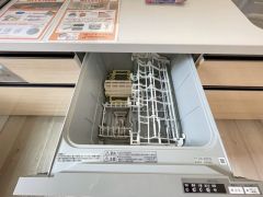 家事の時間が短縮できる食器洗浄乾燥機付。後片付けもラクラクです。 食器を洗う手間が減るので家族とのコミュニケーションの時間や自分の時間が増えますね。