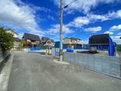 前面道路は公道南側約4.6ｍ。車通りがほ大型車の通行がほとんどなく、騒音や振動が少ないので静かで快適な生活を送れます。