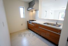 同仕様写真。対面式カウンターキッチンでお子様の様子が見守れます。カウンタートップは耐熱性に優れており、日ごろのお掃除もふき取るだけでＯＫ。ステンレスシンクも簡単にお掃除できますよ。