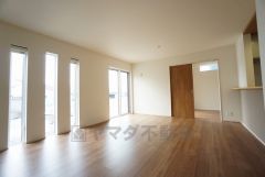 大きな窓のあるリビングは、陽光あふれる明るい空間です。居心地良く、ご家族皆がゆったりくつろげる憩いの空間となりそうです。