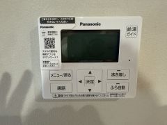 給湯器リモコンはキッチン横からボタンひとつで操作が楽々。通話ボタン付きでお子様とも会話ができて安心です。