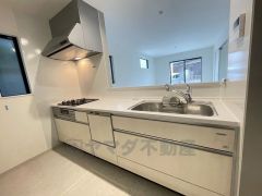 対面式カウンターキッチンでお子様の様子が見守れます。カウンタートップは耐熱性に優れており、日ごろのお掃除もふき取るだけでＯＫ。ステンレスシンクも簡単にお掃除できますよ。