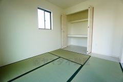 同仕様写真。リビングからの続き間として和室をご用意しました。普段はリビングとつなげて開放的なスペースとして。来客時には客間としてお使いいただけます。