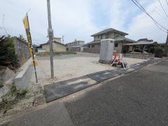 駐車スペースはゆとりある2台分を確保。マイカー用に、お客さま用に、余裕を持ってご利用いただけます。