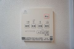 雨の日の洗濯も安心できる浴室暖房乾燥機付き浴室。リモコンで操作もボタン1つで簡単。 浴室暖房乾燥機には、暖房、乾燥、涼風、換気の4つの機能が付いています。タイマー付きです。