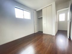 同仕様写真。明るい洋室です。ナチュラル色のフローリングで開放的な優しい雰囲気になっています＾＾ベッドや机、ＴＶを置いてもゆとりのある広さです。