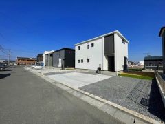 1号棟は角地で日当たり・風通し良好＾＾前面道路西側約6.2ｍ、北側約9.9ｍ。