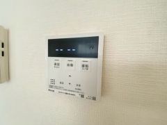 キッチン横からお湯張り、追い炊き、足し湯がボタン一つで楽々操作できる給湯機リモコンです＾＾忙しい夕飯の準備の時間帯に重宝しますね。