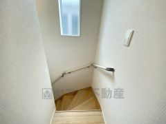 採光も十分に計算された、手摺付き階段部分です。勾配も緩やかに設計されており、安全性も重視。