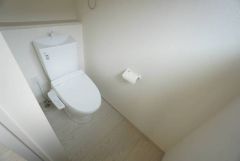 温水洗浄機付トイレです。節水機能もあるので、安心して使えますね。もちろん、1階2階の2ヶ所にトイレがあるので、忙しい朝にもゆとりができますね。