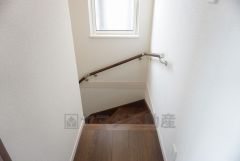同仕様写真。ご年配の方でも安心できる、手すり付き階段です＾＾段差も低めで設定されてますので安全性にも優れてますね＾＾