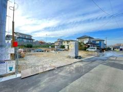 前面道路は東側約4ｍ。須恵ICまで車で約5分（1.6ｋｍ）コンビニまで徒歩6分。スーパーまで徒歩10分＾＾