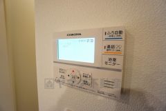 給湯器リモコンはキッチン横からボタンひとつで操作が楽々。通話ボタン付きでお子様とも会話ができて安心です。