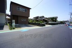 前面道路は広々12ｍと駐車がスムーズに出来ます＾＾