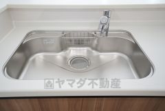 広々とした凸型シンクに洗剤ポケットを標準装備。大きなお鍋など洗いやすいです。洗剤や石鹸、スポンジもすっきりできる収納付き。