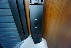 かざすだけで開閉できる、タッチキー採用の玄関。お買い物帰りで、両手がふさがってきても簡単に中に入れます＾＾