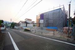 前面道路は南側公道約5.2ｍ、西側約6.23ｍ。幅広いため余裕を持って駐車、お車の離合ができます＾＾