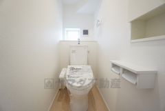 温水洗浄機付トイレです。節水機能もあるので、安心して使えますね。もちろん、1階2階の2ヶ所にトイレがあるので、忙しい朝にもゆとりができますね。