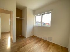 木目調のシンプルデザインで落ち着きと安らぎの空間に仕上げています。各部屋に収納が完備されているので、お荷物が多くなっても安心の設計です。