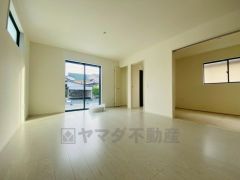 大きな窓のあるリビングは、陽光あふれる明るい空間です。居心地良く、ご家族皆がゆったり寛げる憩いの空間となりそうです。