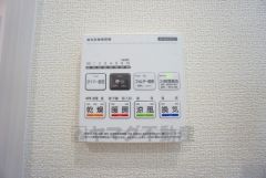 雨の日の洗濯も安心できる浴室暖房乾燥機付き浴室。リモコンで操作もボタン1つで簡単。 浴室暖房乾燥機には、暖房、乾燥、涼風、換気の4つの機能が付いています。タイマー付きです。