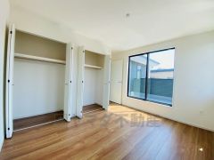 主寝室としても利用できる約7帖の洋室は南側にバルコニーがあり、日当たり良好です。温かい光の差し込むゆとりのある居室をぜひ現地にてご確認くださいませ。
