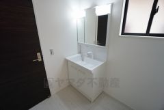 同仕様写真。三面鏡つき洗面台。収納も一体型になっているので、ドライヤーやヘアアイロンの置き場に困りませんね。