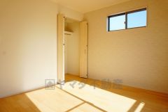 同仕様写真。木目調のシンプルデザインで落ち着きと安らぎの空間に仕上げています。各部屋に収納が完備されているので、お荷物が多くなっても安心の設計です。