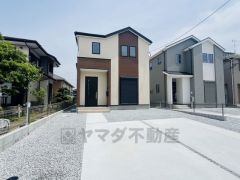 カースペースは停めやすい並列駐車2台付き。