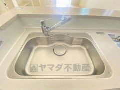 色も形もキレイなシンクは、広さも確保しているので、大きめの鍋も簡単に洗えます。