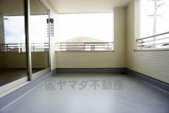 同仕様写真。お洗濯物を干すスペースとしても十分な広さがあります。  お天気の良い日はお洗濯物がよく乾きそうな日当たり良好のバルコニー＾＾