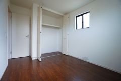 暖かい日差しが差し込む洋室。たっぷり収納できるクローゼット付きでお部屋の中をすっきりと快適に保てます。