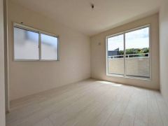 木目調のシンプルデザインで落ち着きと安らぎの空間に仕上げています。各部屋に収納が完備されているので、お荷物が多くなっても安心の設計です。