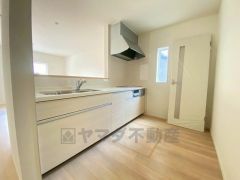 耐久性にも優れた人造大理石トップです。汚れもサッと拭き取ることができ、お掃除もラクラク。対面式キッチンが家族の会話も盛り上げます。