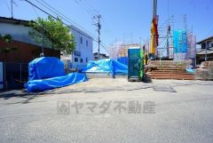 カースペースは停めやすい並列駐車3台付き。