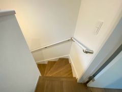 リビングダイニングを通って2階に上がる動線なので家族が自然と顔を合わせる機会が増えますね。