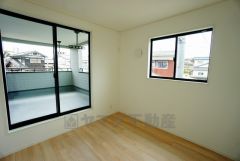 同仕様写真。2面採光を確保した明るい室内は、風通しも良く、大変居心地の良い空間となっております。爽やかな風を感じて起きる朝は、快適生活の始まりに。