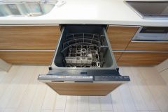 家事の時間が短縮できる食器洗浄乾燥機付。後片付けもラクラクです。 食器を洗う手間が減るので家族とのコミュニケーションの時間や自分の時間が増えますね。