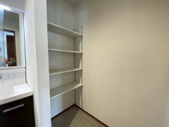洗面所には可動棚を設置しております＾＾タオルや日用品のストックに重宝しそうですね＾＾