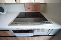 お手入れのしやすいIHクッキングヒーターです。 3口コンロなので、効率よくお料理が楽しめます。毎日のお料理も楽しくなりますね＾＾