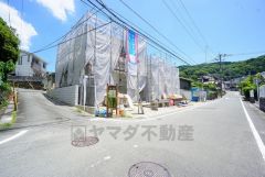 前面道路はや6ｍと広く、駐車がスムーズにできます。