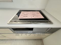 汚れてもサッとふける、お手入れのしやすいIHクッキングヒーター。オール電化なので経済的。