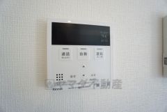 給湯器リモコンはキッチン横からボタンひとつで操作が楽々。通話ボタン付きでお子様とも会話ができて安心です。