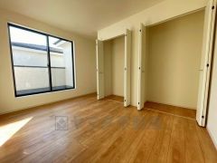 住む人のこだわりを活かす洋室＾＾日当たりがよく、寝室としての利用もおすすめ。広めのクローゼットもあり荷物もすっきり片付けれ、ゆとりのある暮らしが出来ます＾＾